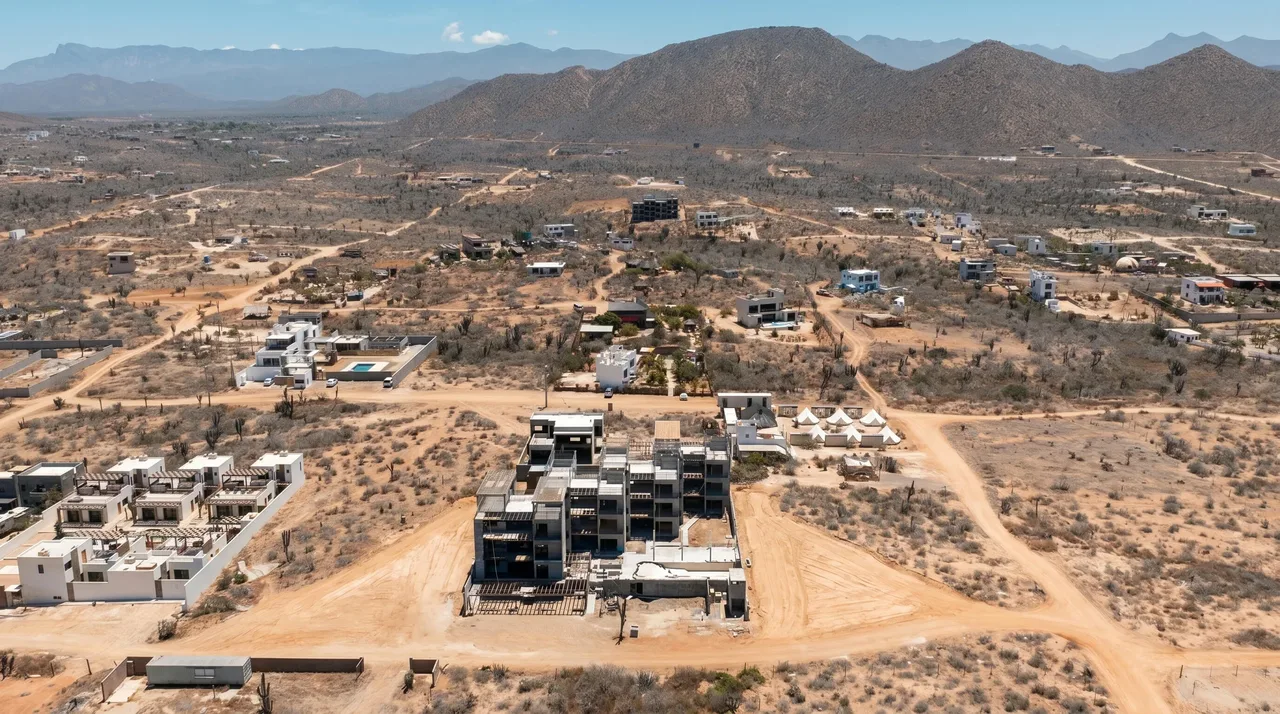 Ciudad Cerritos construction site in its surrounding desert setting